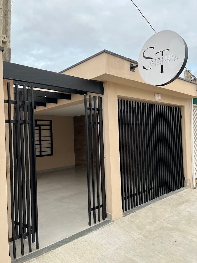 Dentista experiente atendendo paciente