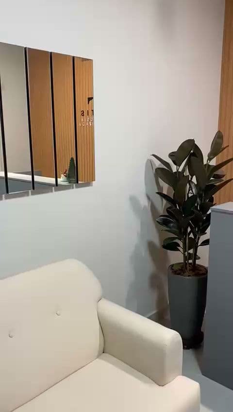 Paciente sorrindo após tratamento odontológico