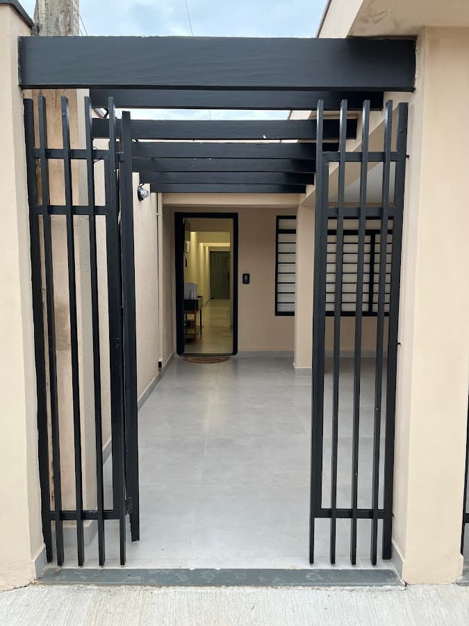 Entrada do prédio com design moderno e limpo.