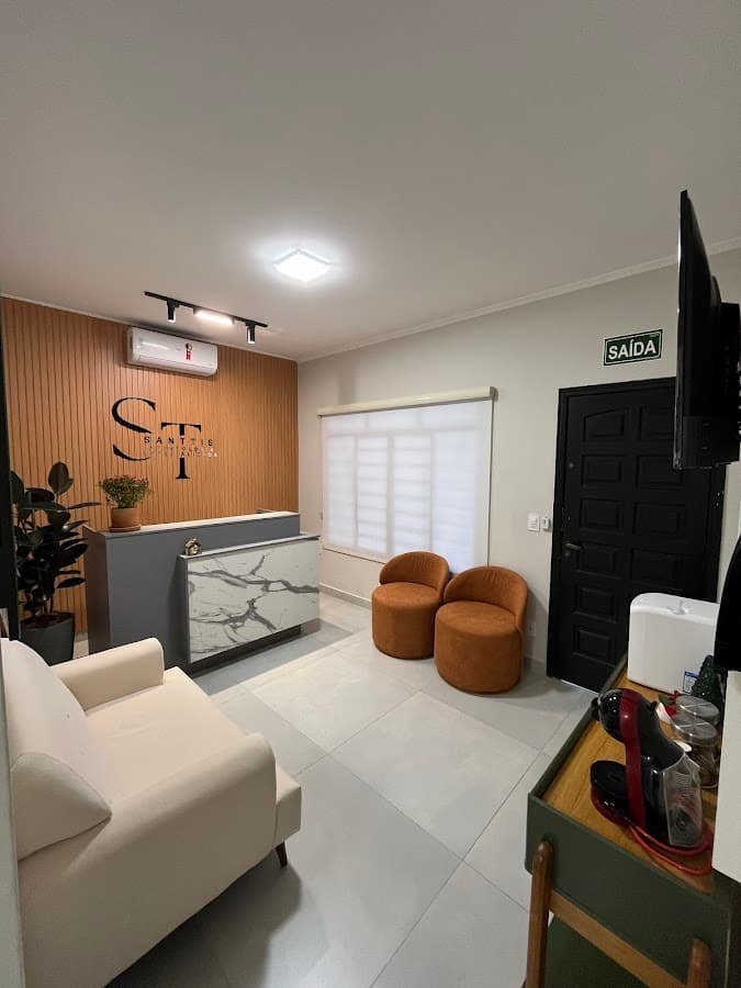 Recepção moderna e bem iluminada.