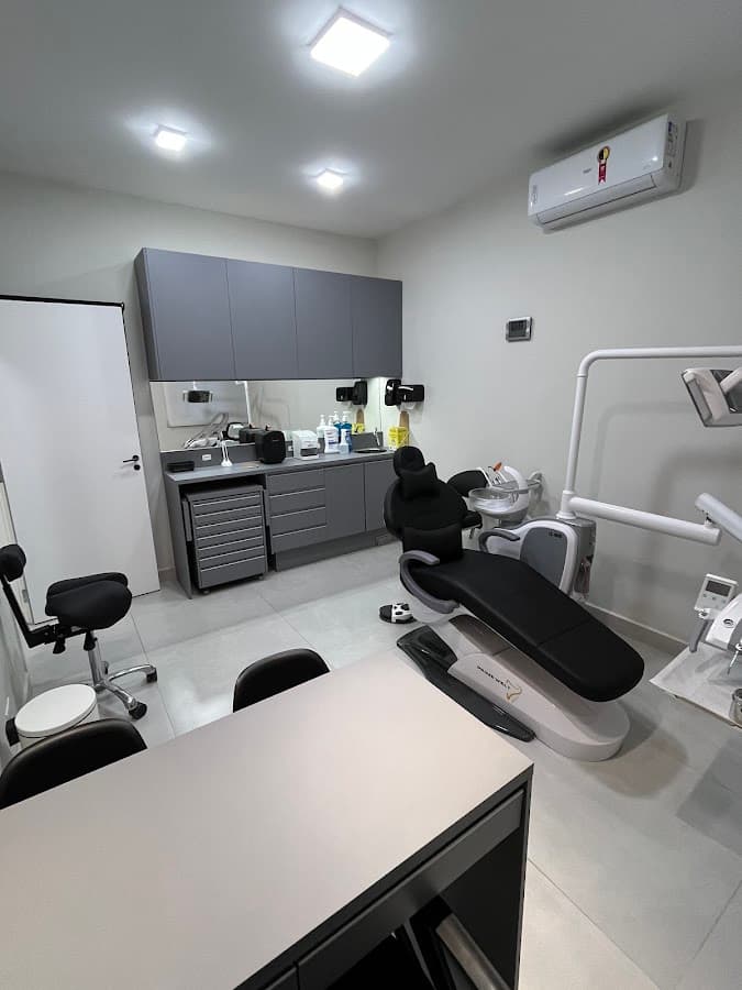 Consultório odontológico bem iluminado e organizado.